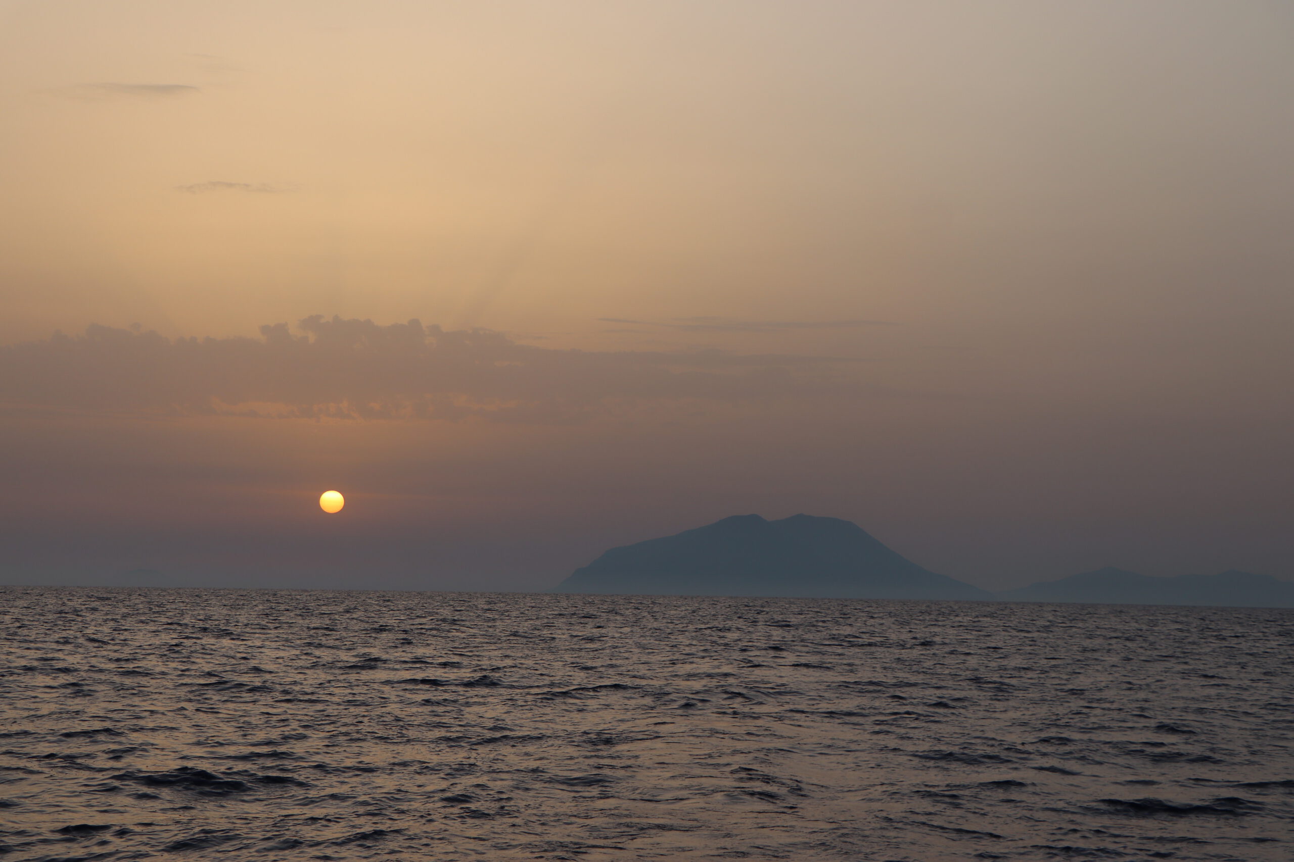 Sonnenaufgang neben Stromboli